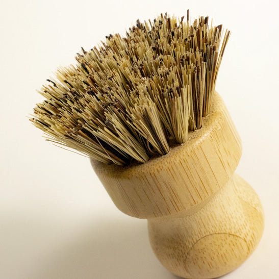 Cast Iron Scrub Brush With Palm Grip And Sissal Fibers Natural Bamboo Crisbee(Crisbee Natural Bamboo Scrub Brush With Palm And Sissal Fibers)